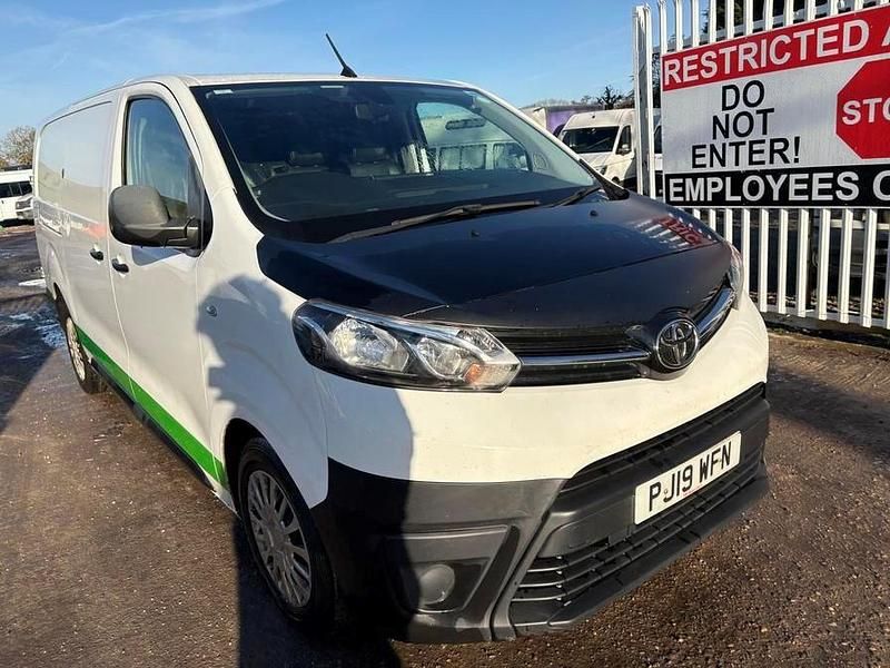 White Used 2019 Toyota Proace MPV | £6,995 (Fair price) - Image 1/4