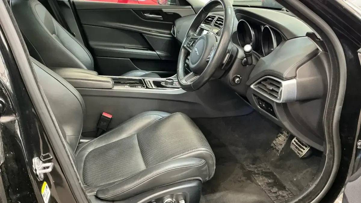 Usado Jaguar XE Portfolio 240 HP (176 kW) 2017 Preto Sedan
