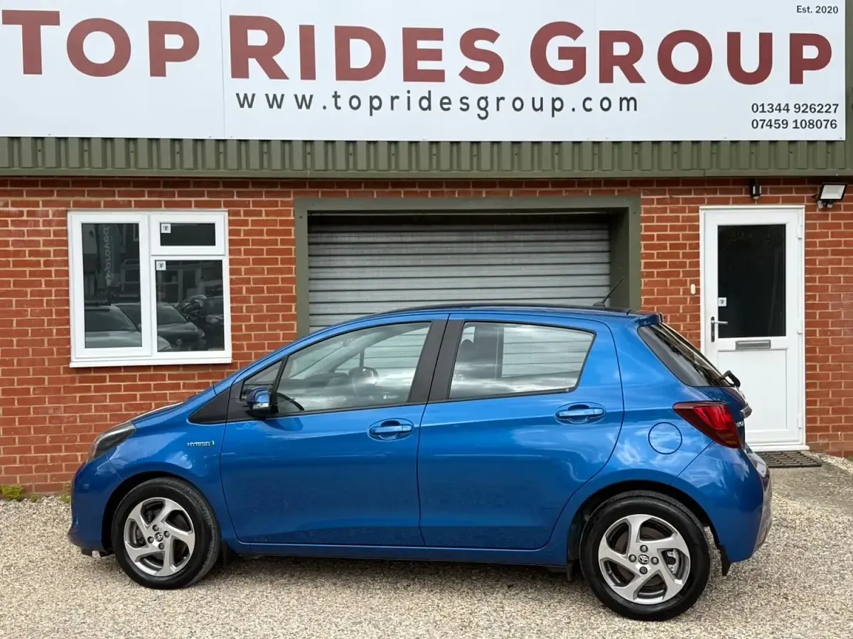 Used Toyota Yaris 100 HP (73 kW) 2015 Blue Hatchback