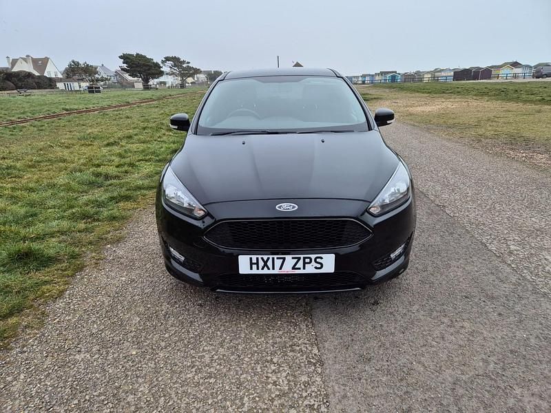 Used Ford Focus ST-Line 125 HP (91 kW) 2017 Panther black metallic Hatchback