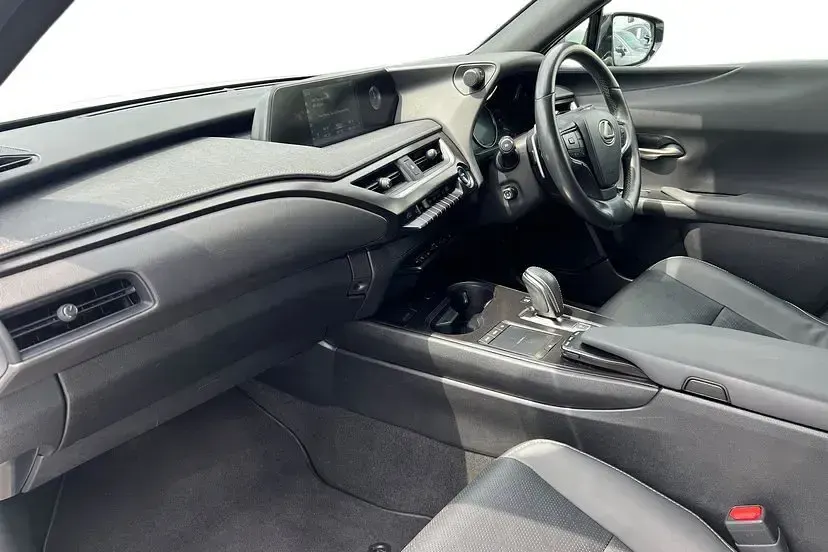 Used Lexus UX 300e 147 kW (201 HP) 2022 Sonic white SUV