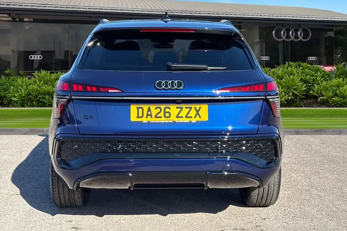 Używany Audi Q3 Advanced 272 KM (200 kW) 2026 Niebieski SUV