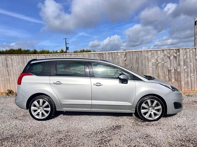 Usado Peugeot 5008 Allure 150 HP (110 kW) 2017 Prateado Monovolume