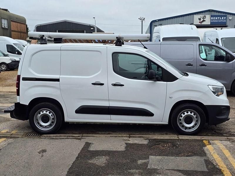 Used Vauxhall Combo Edition 100 HP (73 kW) 2019 White Van