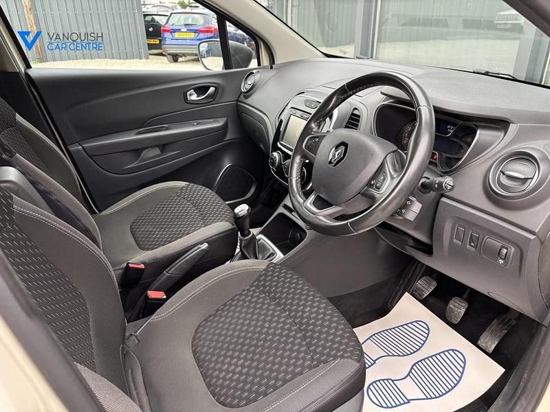 Used Renault Captur Dynamique 90 HP (66 kW) 2018 Cream/black SUV