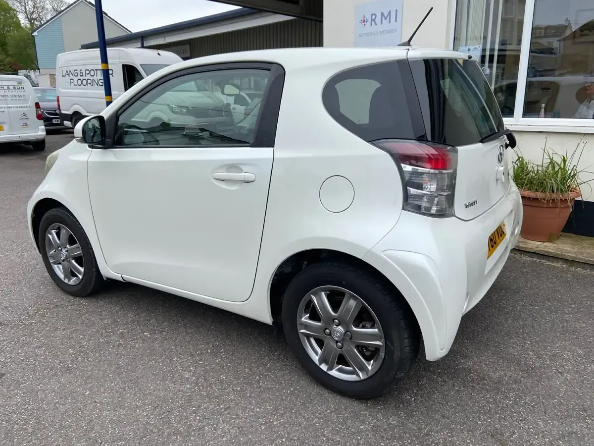 Used Toyota iQ 2011 White Hatchback