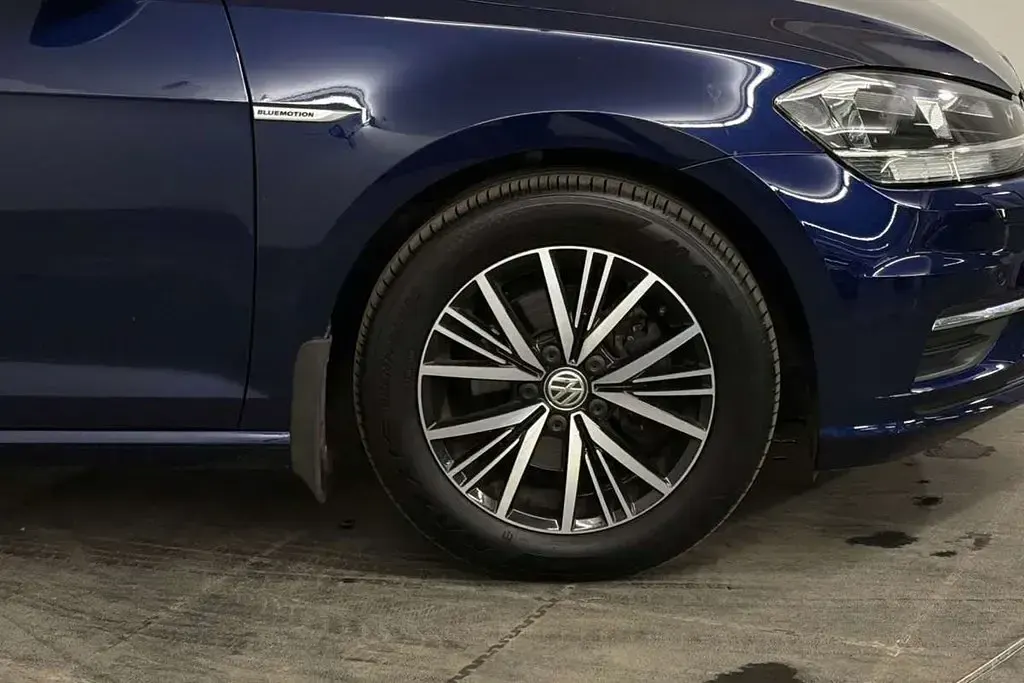 Used VW Golf VII SE 130 HP (95 kW) 2018 Blue Hatchback