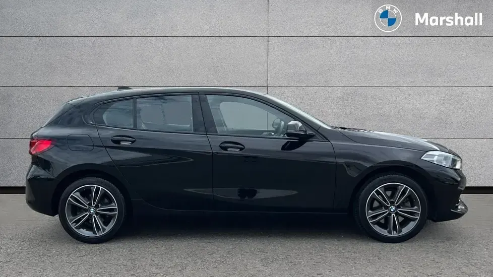 Used BMW 118 Sport Line 136 HP (100 kW) 2022 Jet black Hatchback