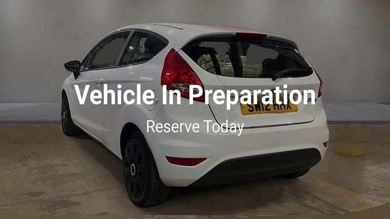 Usado Ford Fiesta Zetec 82 CV (60 kW) 2012 Rojo Utilitario