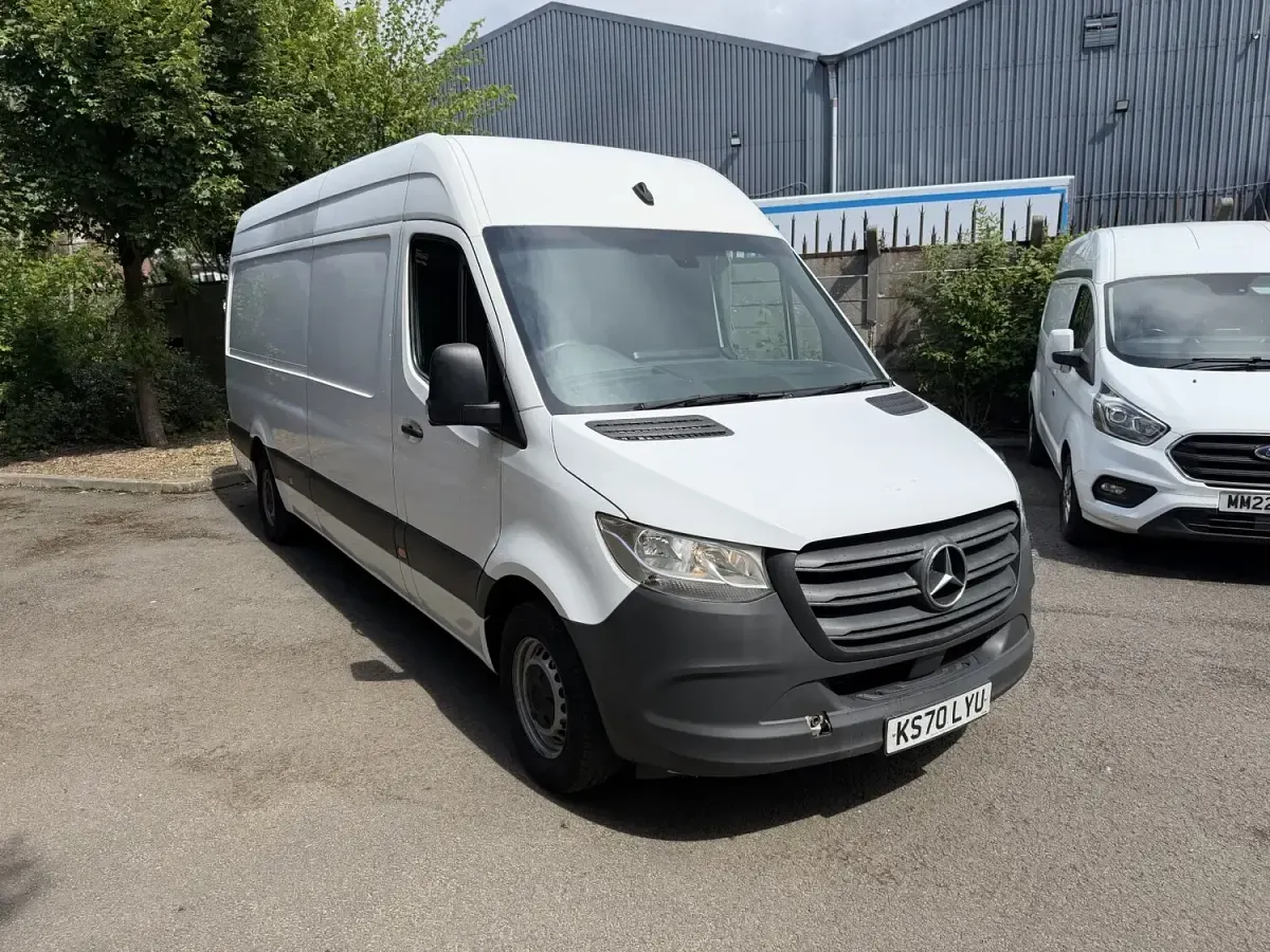 Used Mercedes Sprinter Progressive 148 HP (108 kW) 2021 White Van