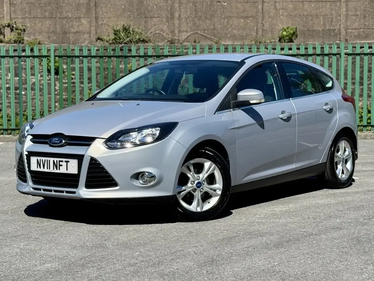 Used Ford Focus Zetec 125 HP (91 kW) 2011 Silver Hatchback