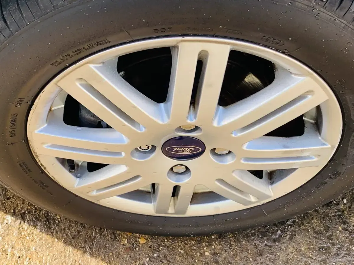 Begagnad Ford Focus Ghia 2004 Blå Halvkombi