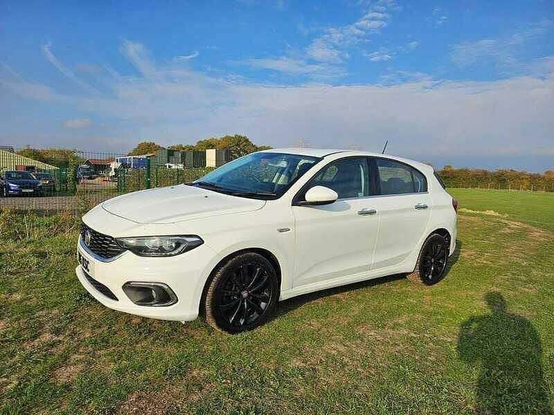 Used Fiat Tipo Lounge 120 HP (88 kW) 2017 White Hatchback