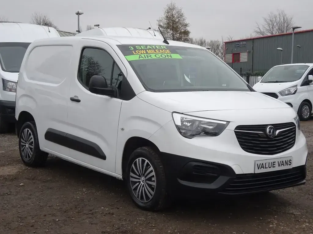 Second-hand Vauxhall Combo Edition 75 CP (55 kW) 2021 Alb Monovolum