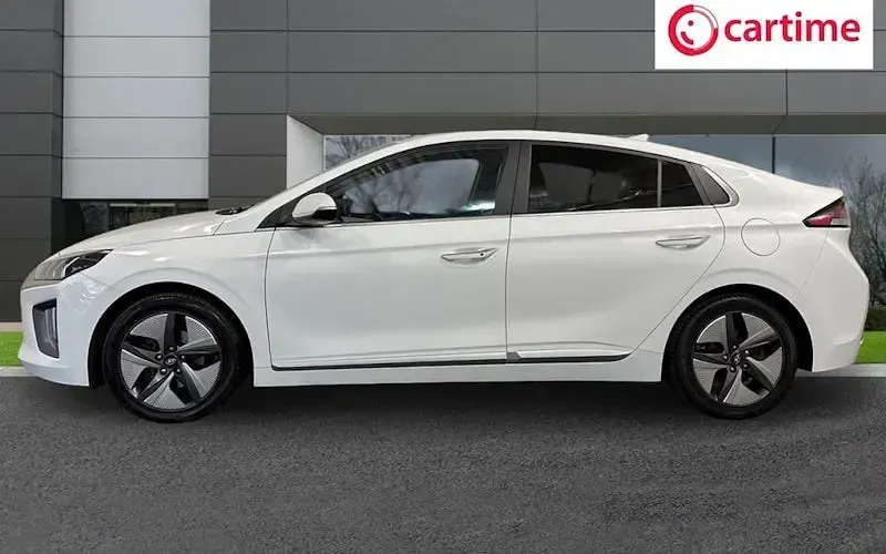 Used Hyundai Ioniq Premium SE 141 HP (103 kW) 2021 White Hatchback