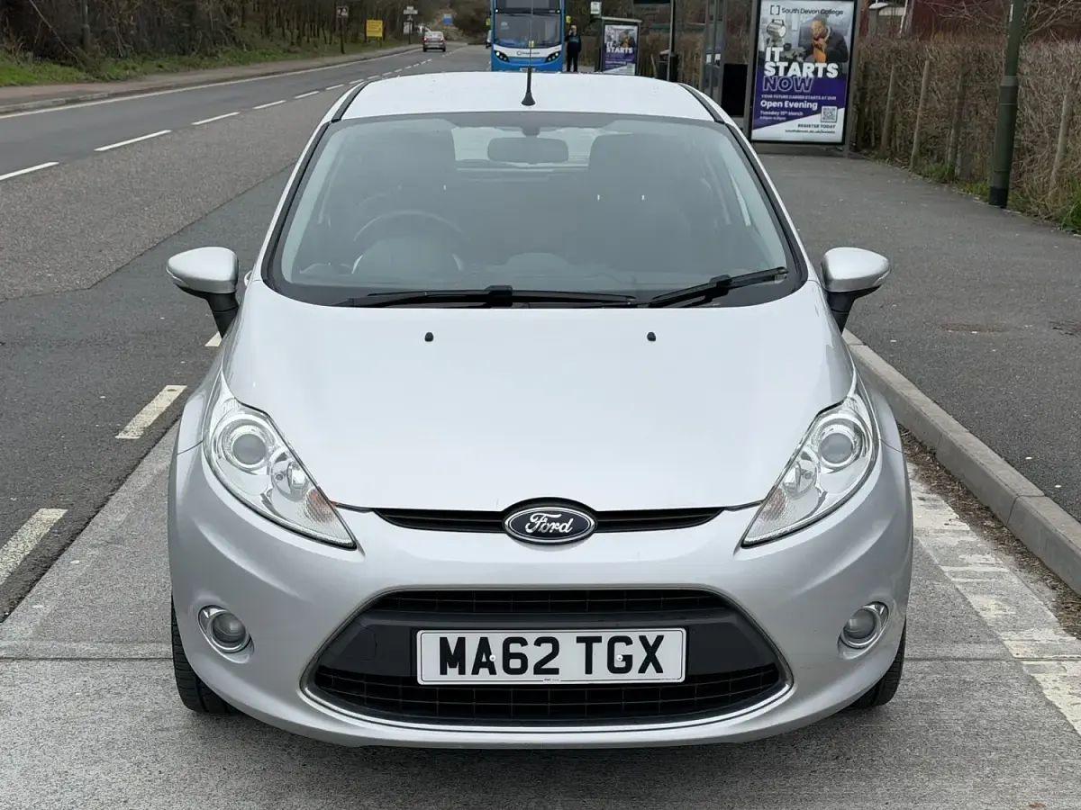 Używany Ford Fiesta Zetec 94 KM (69 kW) 2012 Srebrny Hatchback