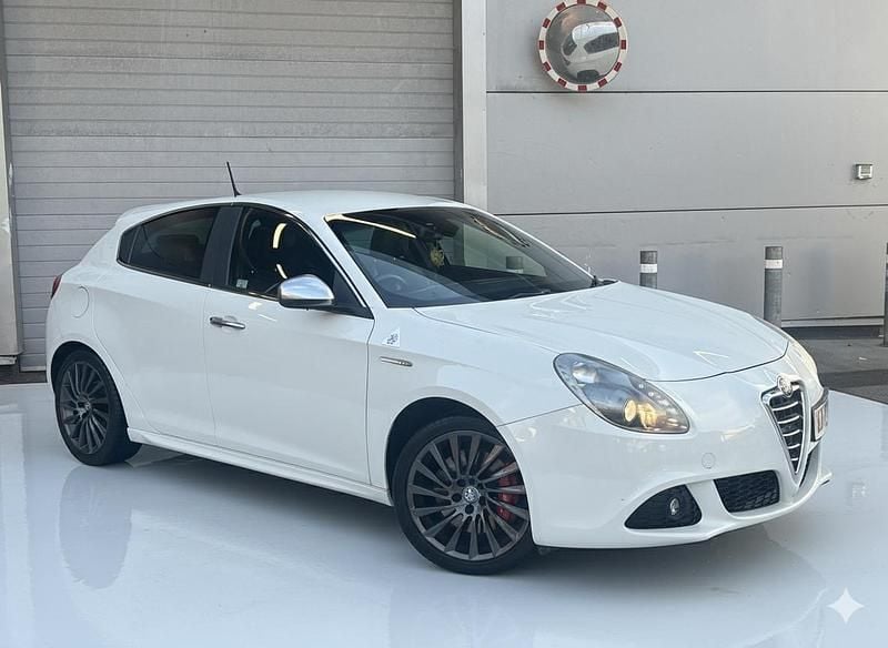 White Used 2012 Alfa Romeo Giulietta Hatchback | £3,990 (Good price) - Image 1/4