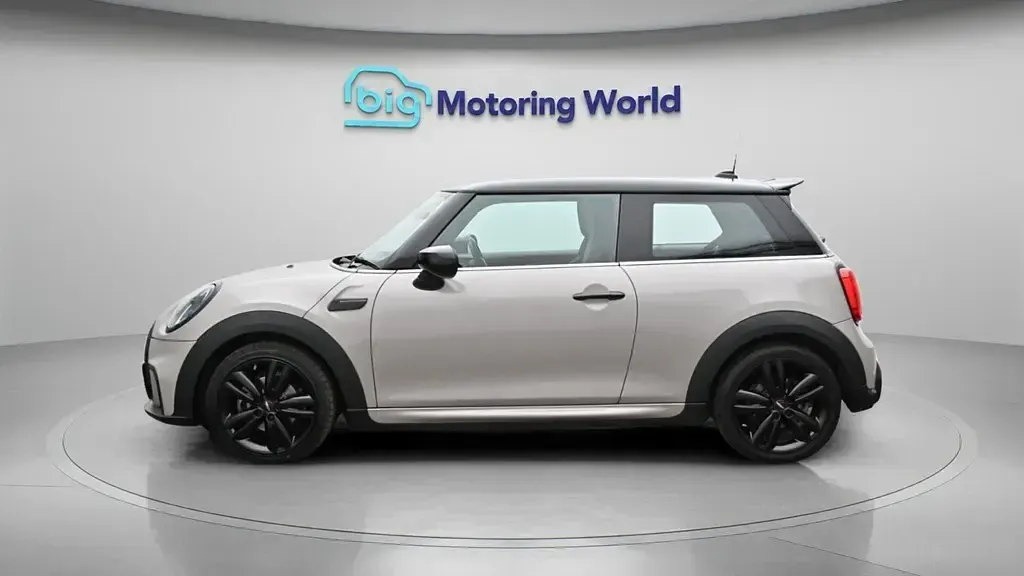 Używany Mini Cooper Hatch 136 KM (100 kW) 2023 Szary Hatchback