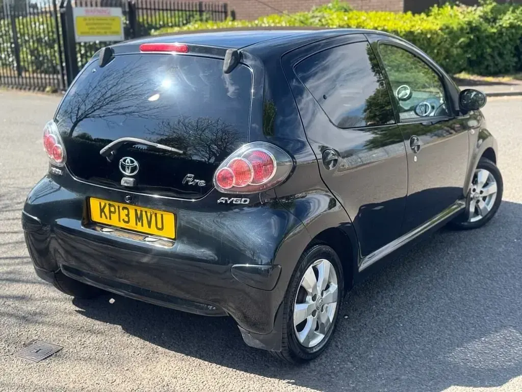 Begagnad Toyota Aygo 67 HK (49 kW) 2013 Svart Halvkombi