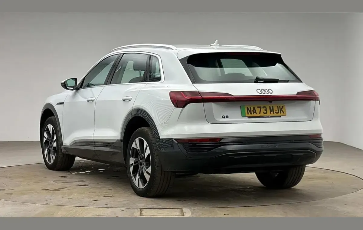 Usado Audi Q8 e-tron Sport 250 kW (340 HP) 2023 Branco SUV