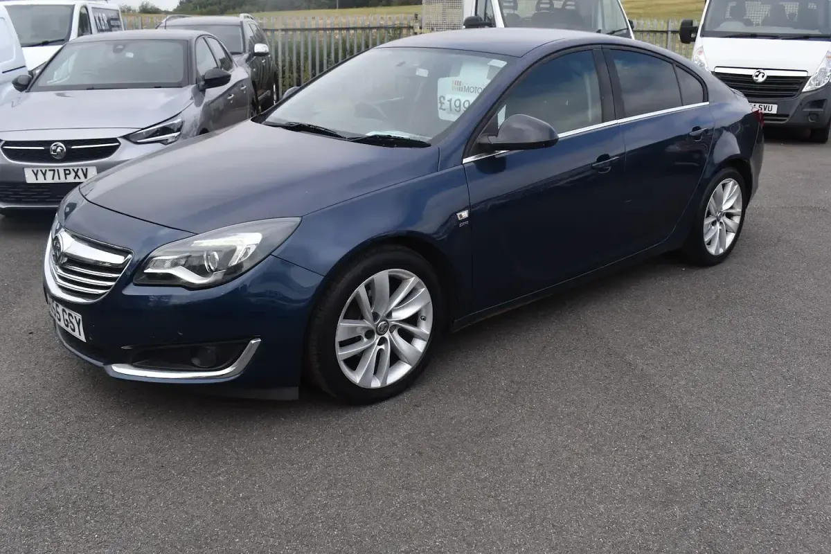 Used Vauxhall Insignia SRi 163 HP (119 kW) 2014 Blue Hatchback