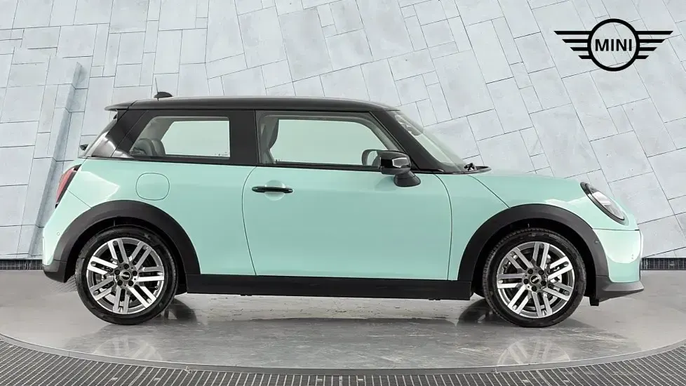 Used Mini Cooper Hatch 154 HP (113 kW) 2024 Green Hatchback