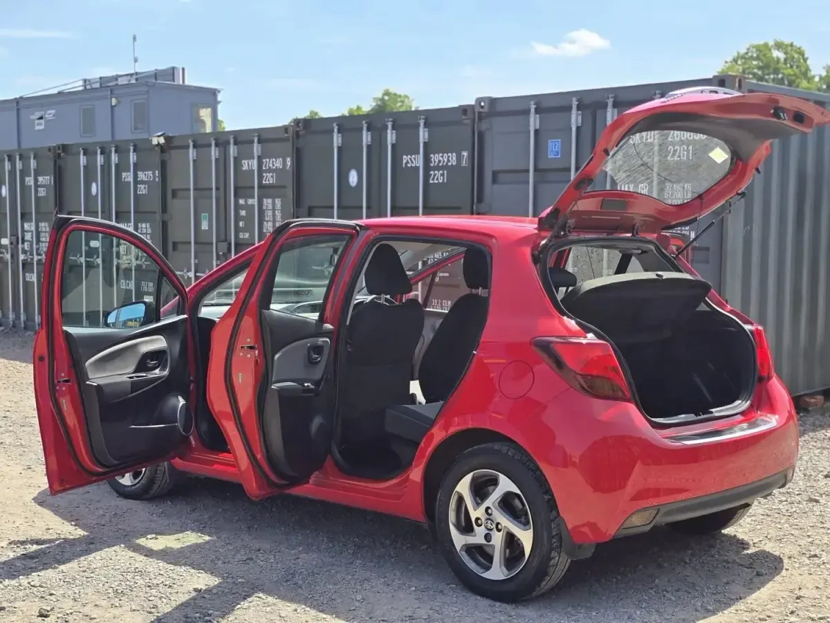 Gebraucht Toyota Yaris Hybrid 101 PS (74 kW) 2015 Rot Kleinwagen