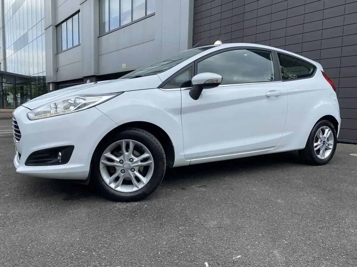 Used Ford Fiesta Zetec 82 HP (60 kW) 2016 White Hatchback