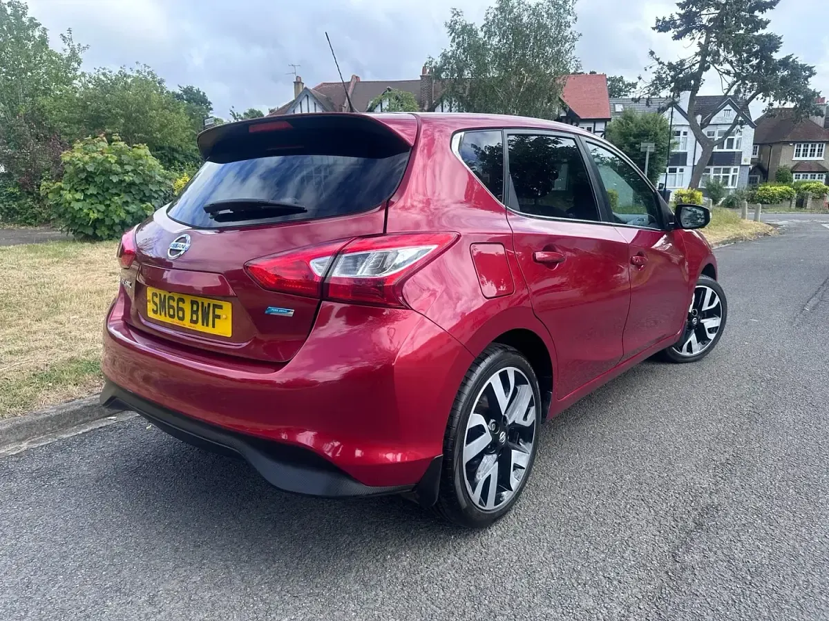 Used Nissan Pulsar Tekna 115 HP (84 kW) 2016 Red Hatchback