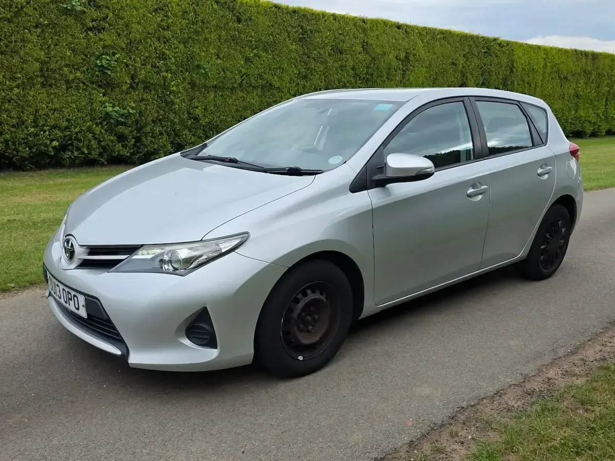 Used Toyota Auris Active 90 HP (66 kW) 2013 Silver Hatchback