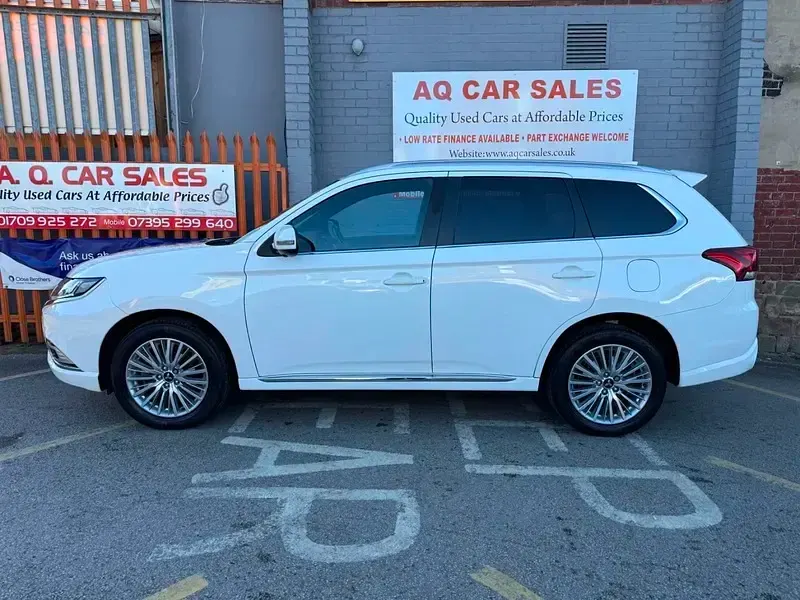 Used Mitsubishi Outlander P-HEV 2019 White Estate