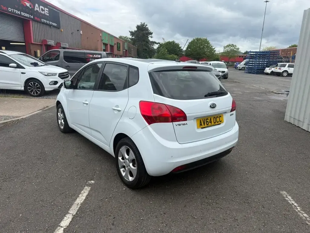 Used Kia Venga 125 HP (91 kW) 2014 White Hatchback