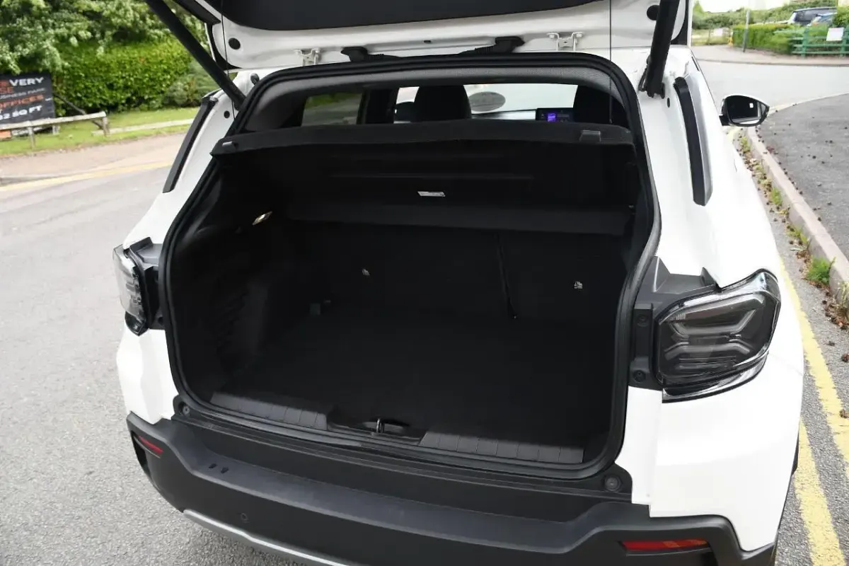 Used Jeep Avenger Summit 100 HP (73 kW) 2025 White SUV