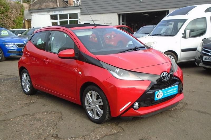 Used Toyota Aygo x-press 69 HP (50 kW) 2016 Red Hatchback