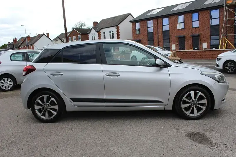 Used Hyundai i20 Premium 100 HP (73 kW) 2016 Silver Hatchback