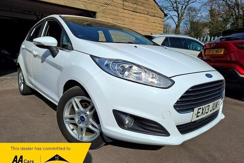Used Ford Fiesta Zetec 82 HP (60 kW) 2013 White Hatchback