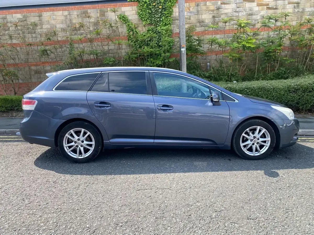Used Toyota Avensis 126 HP (92 kW) 2011 Blue Estate