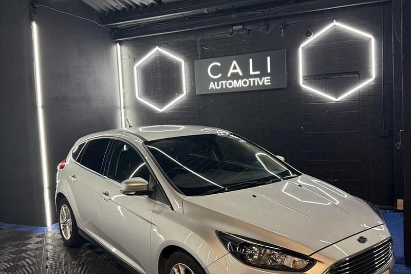 Used Ford Focus Zetec 125 HP (91 kW) 2016 Silver Hatchback