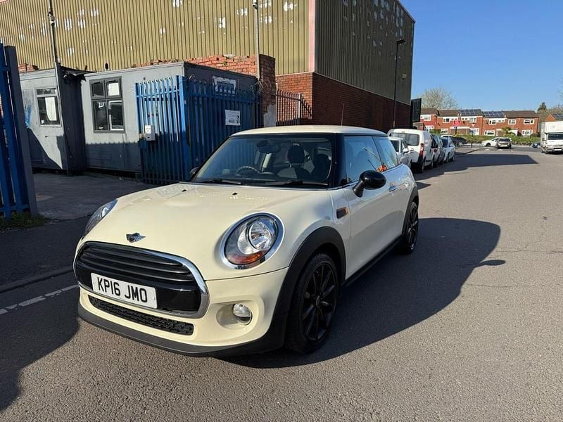 Used Mini Cooper Hatch 134 HP (98 kW) 2016 White Hatchback