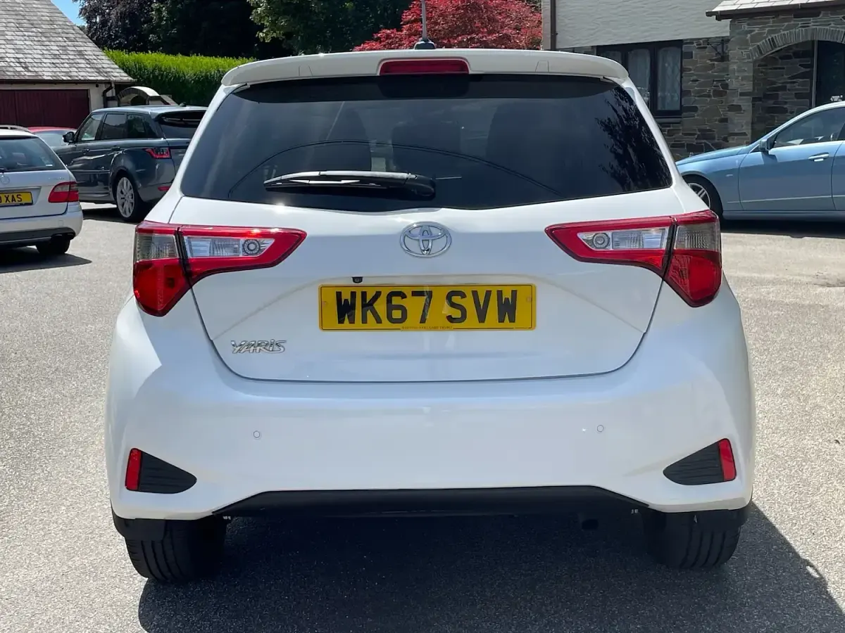 Used Toyota Yaris Design 111 HP (81 kW) 2017 White Hatchback