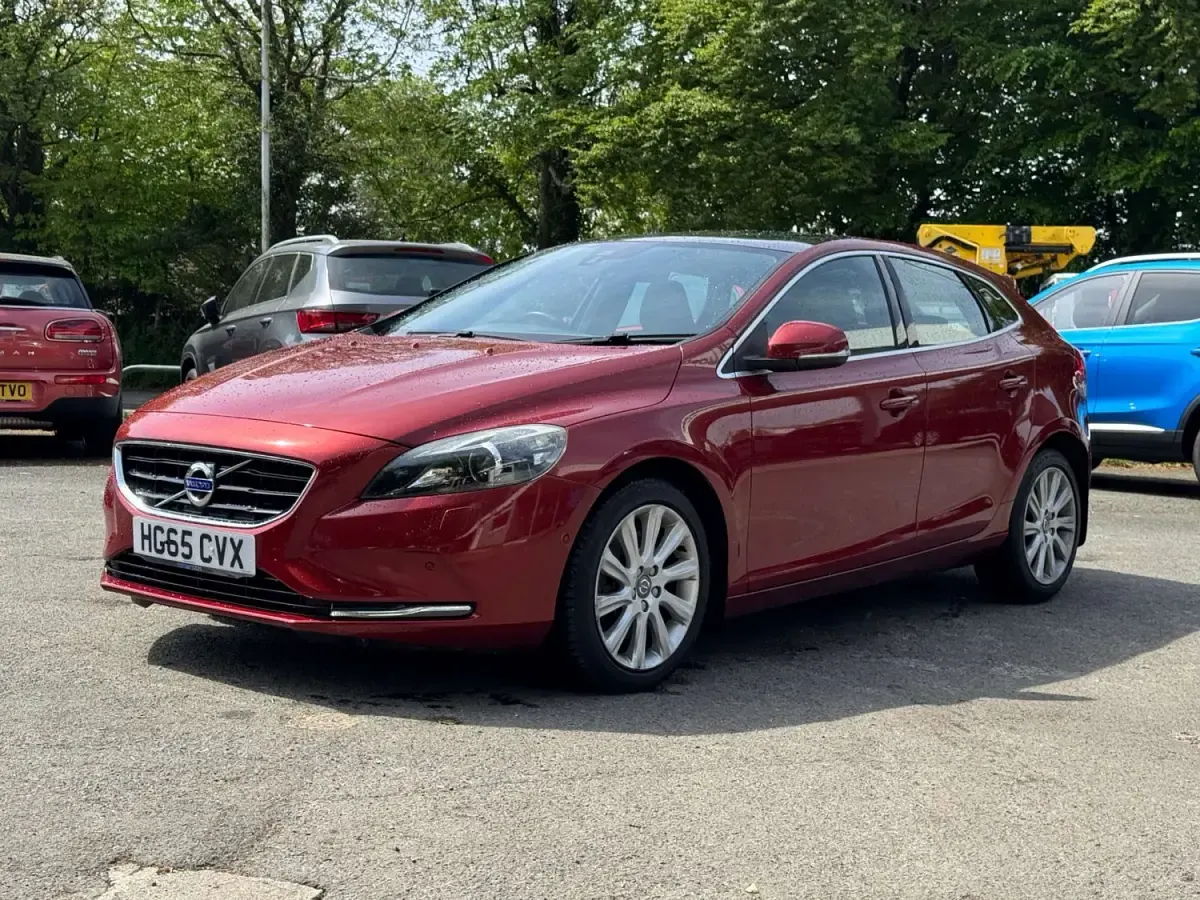 Usado Volvo V40 SE Lux 2015 Rojo Utilitario