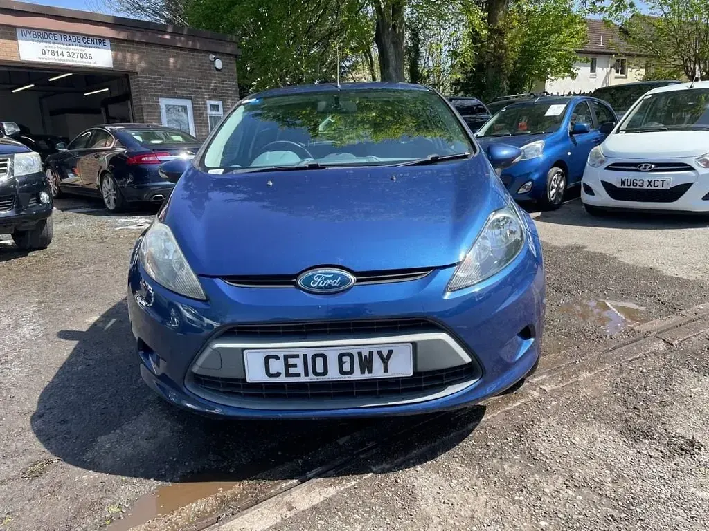 Begagnad Ford Fiesta 82 HK (60 kW) 2010 Blå Halvkombi