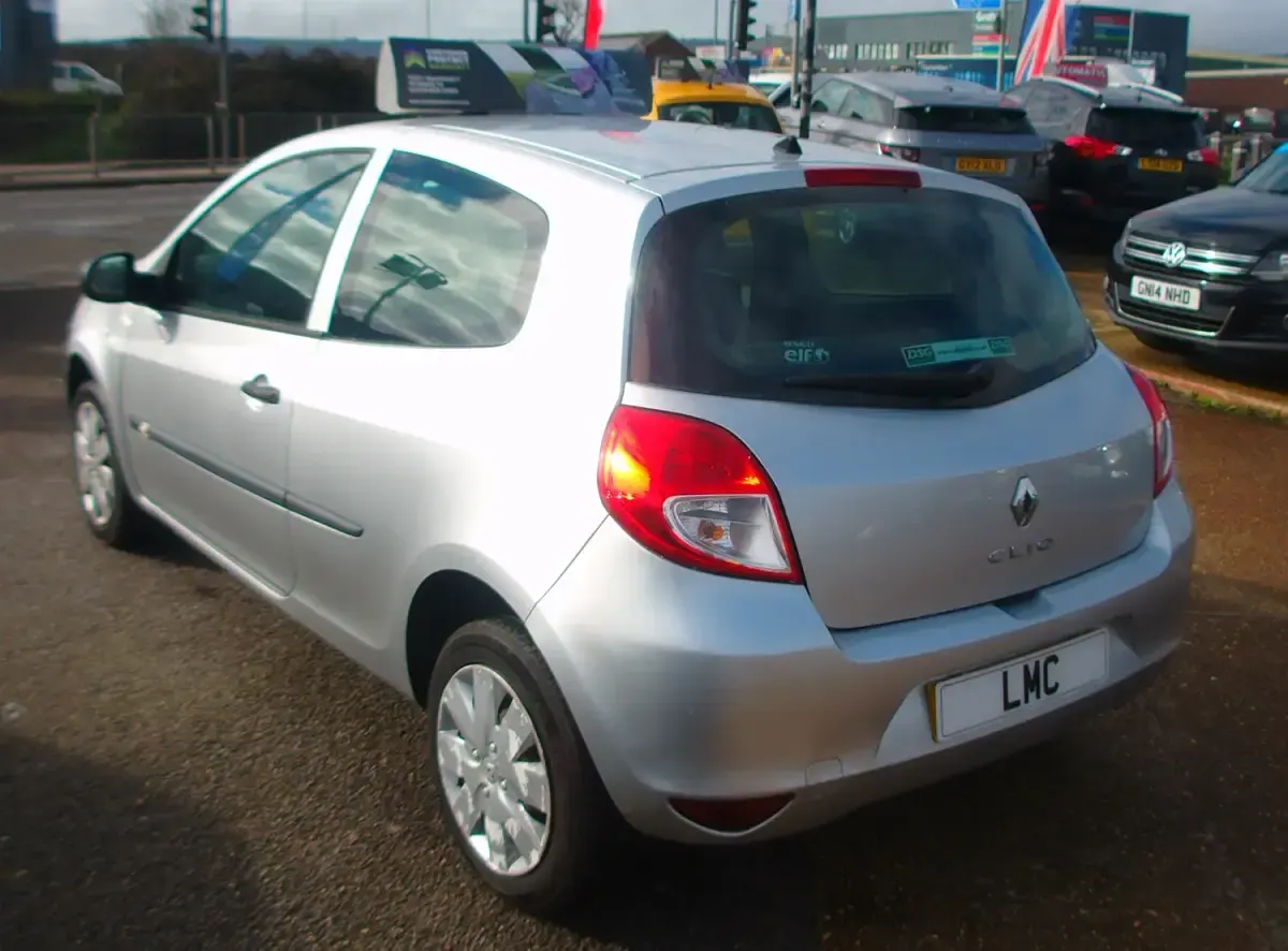 Used Renault Clio Extreme 73 HP (53 kW) 2009 Silver Hatchback