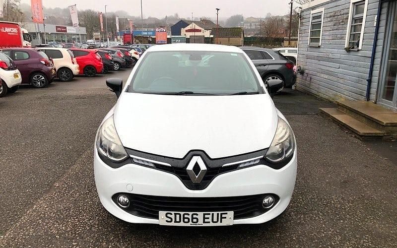 Used Renault Clio IV Dynamique 90 HP (66 kW) 2016 White Hatchback