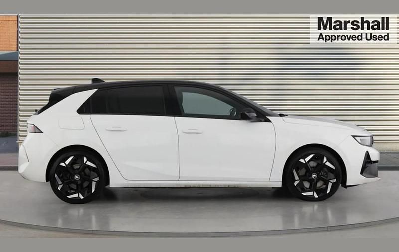Used Vauxhall Astra GSe 221 HP (162 kW) 2023 White Hatchback