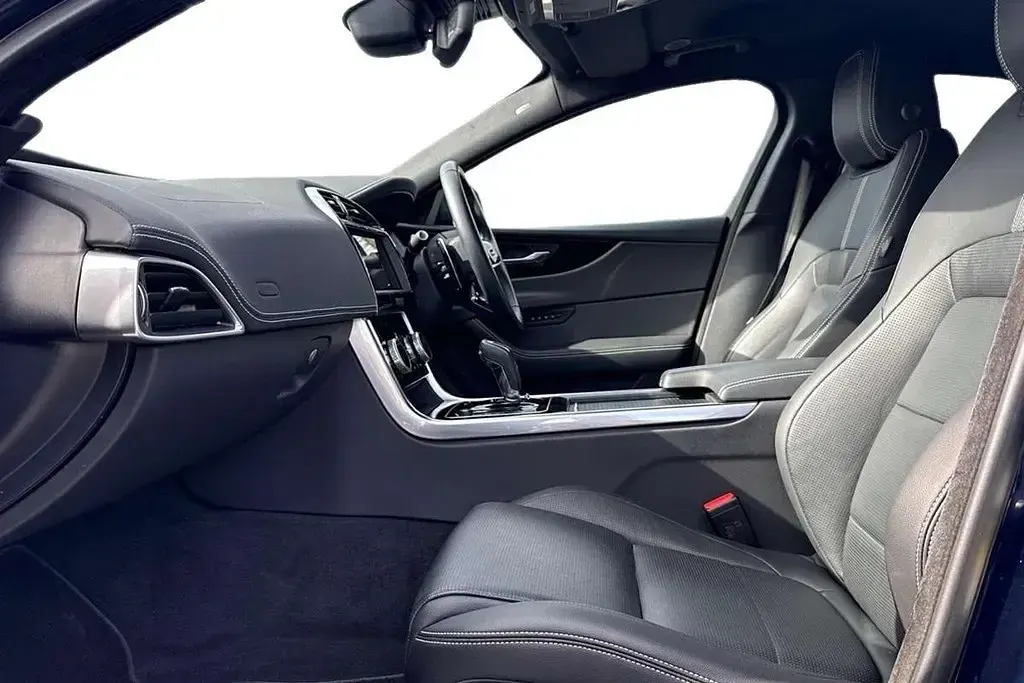 Käytetty Jaguar XE R-Dynamic 204 HP (150 kW) 2023 Sininen Sedan