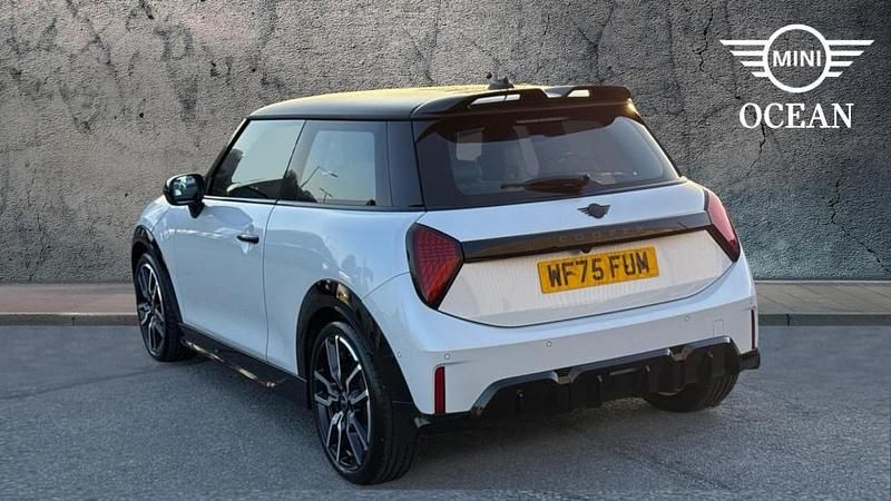 Usado Mini Cooper Hatch 113 kW (154 CV) 2025 Blanco Utilitario