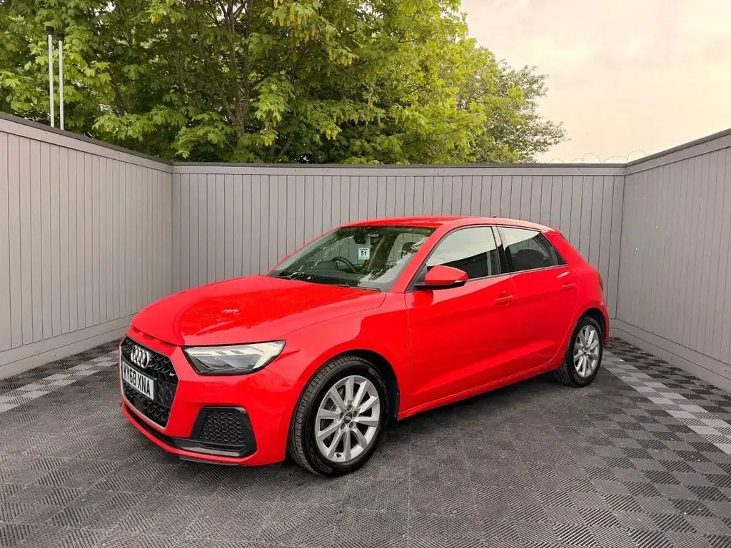 Usado Audi A1 Sportback Sport 116 HP (85 kW) 2018 Vermelho Citadino