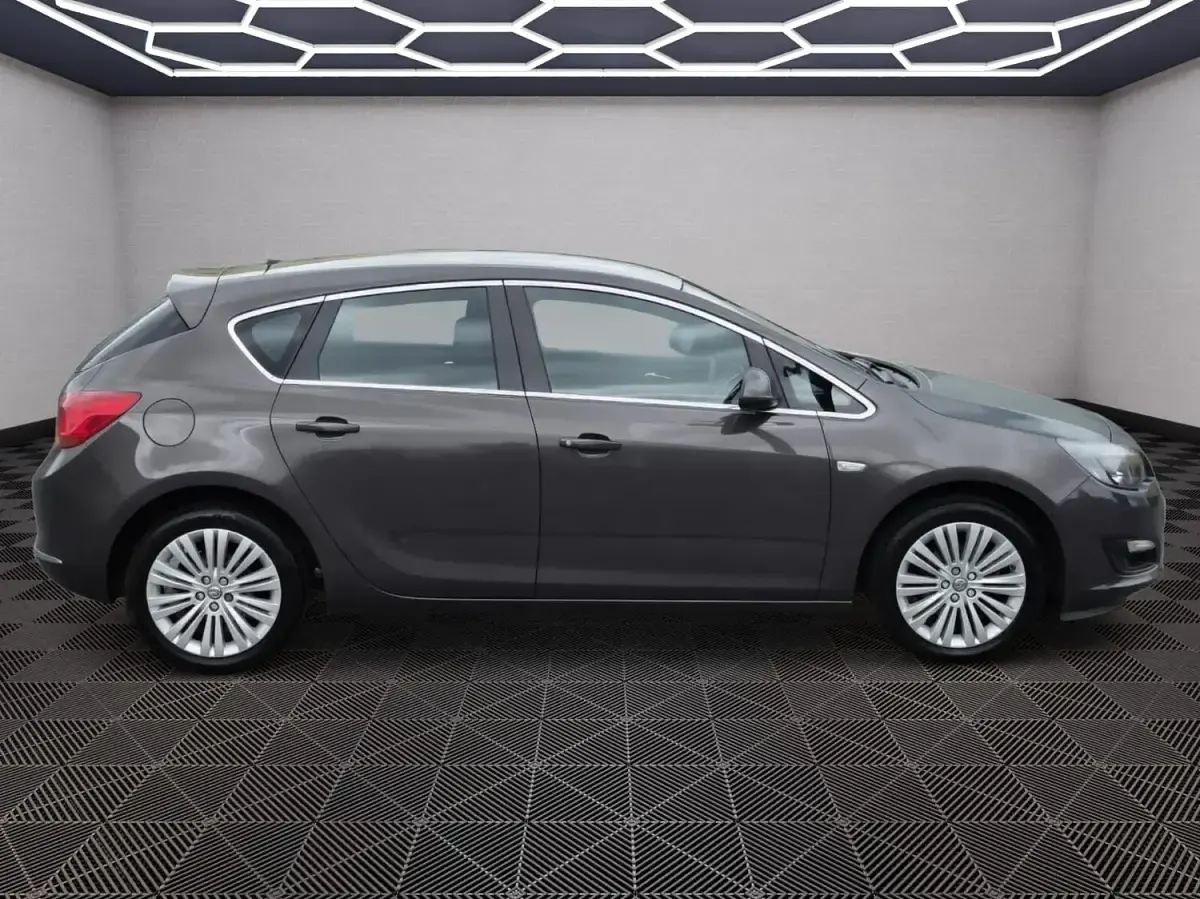 Used Vauxhall Astra Excite 115 HP (84 kW) 2015 Grey Hatchback