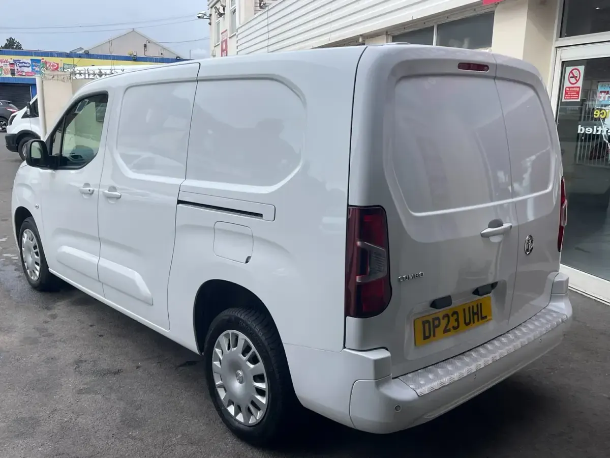 Second-hand Vauxhall Combo 100 CP (73 kW) 2023 Alb Monovolum